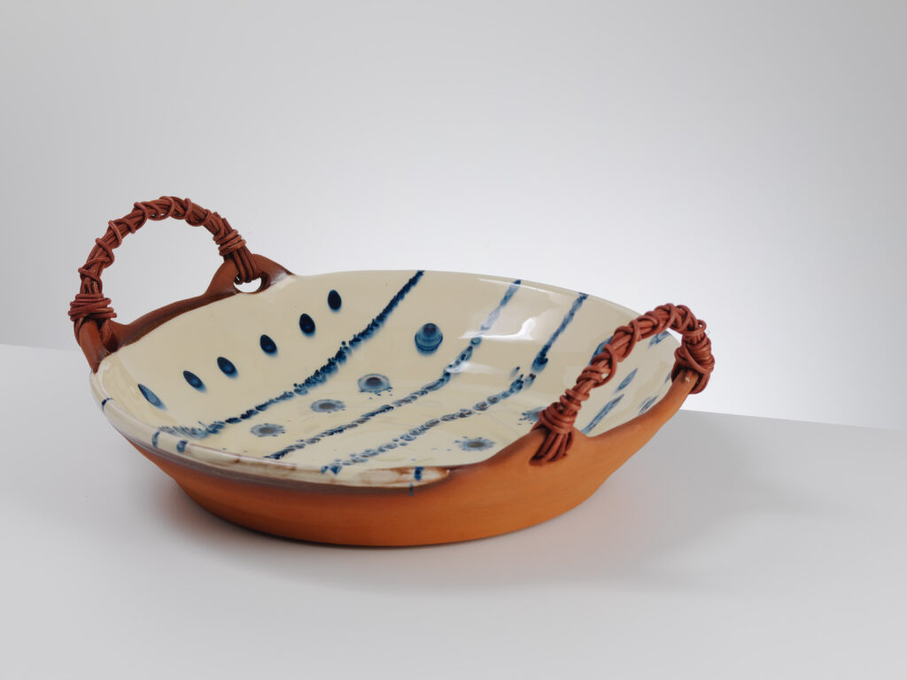 Hannah-Elliott_slipware-bowl_photo-Shannon-Tofts-774943d8b1d90e4251121e4cebd43958