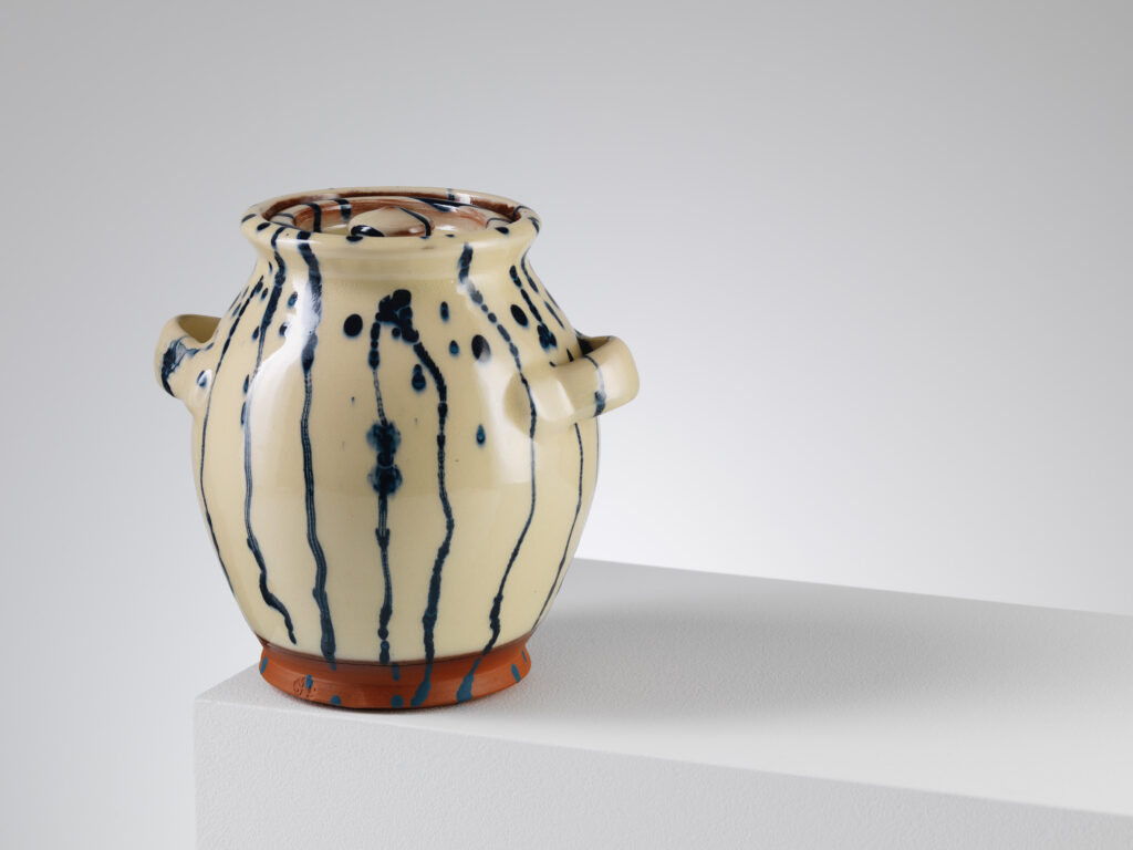 Hannah-Elliott_slipware-jar_photo-Shannon-Tofts-1be855d9c814c9762d3f0585e81a574d
